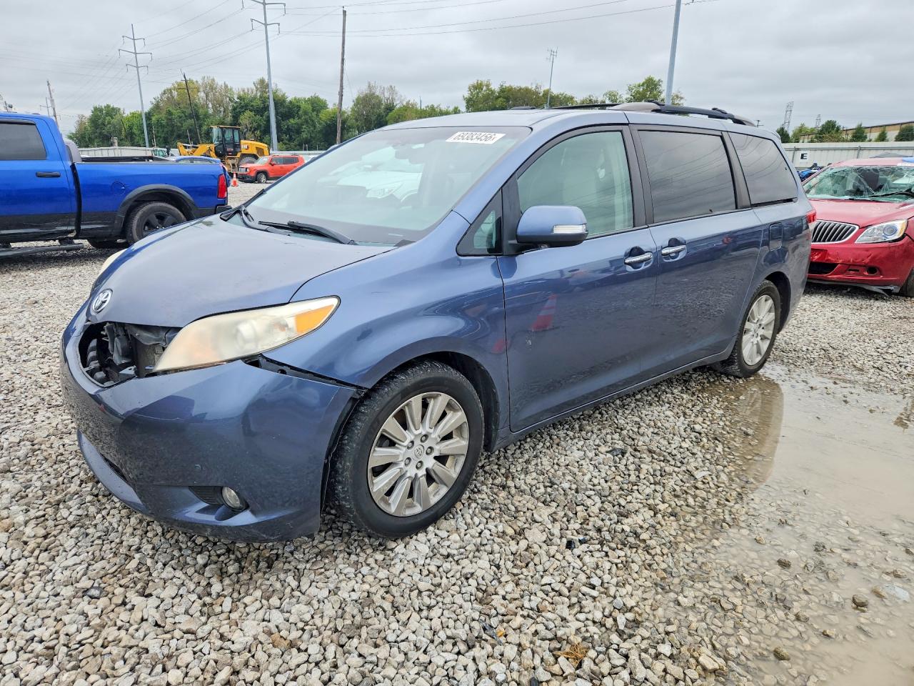 2014 TOYOTA SIENNA — Front 3/4