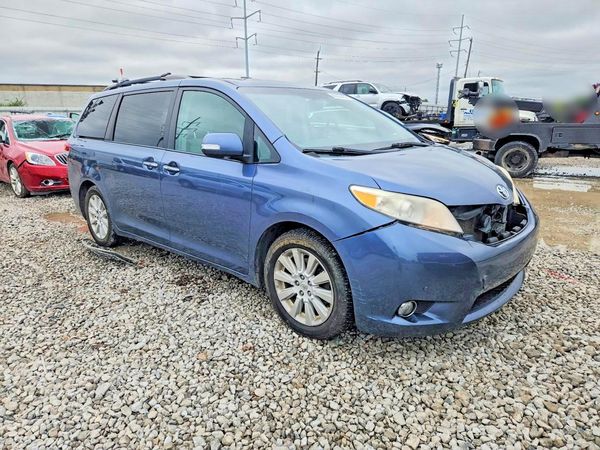 2014 TOYOTA SIENNA — Passenger 3/4