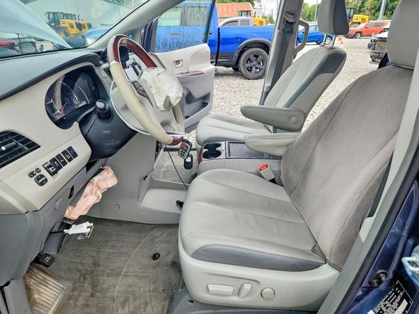 2014 TOYOTA SIENNA — DENT