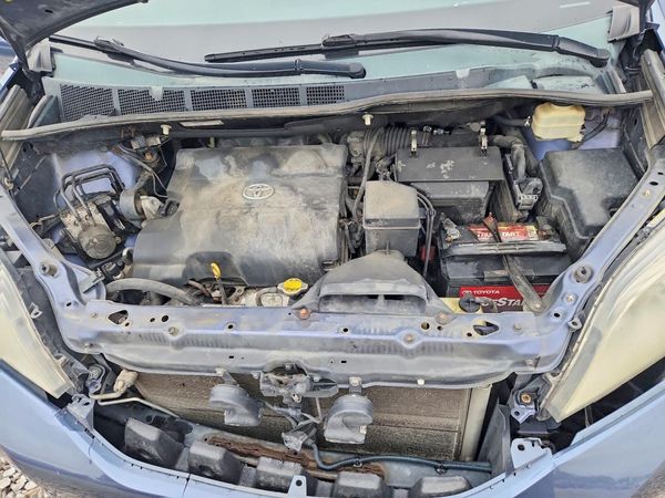 2014 TOYOTA SIENNA — Engine bay