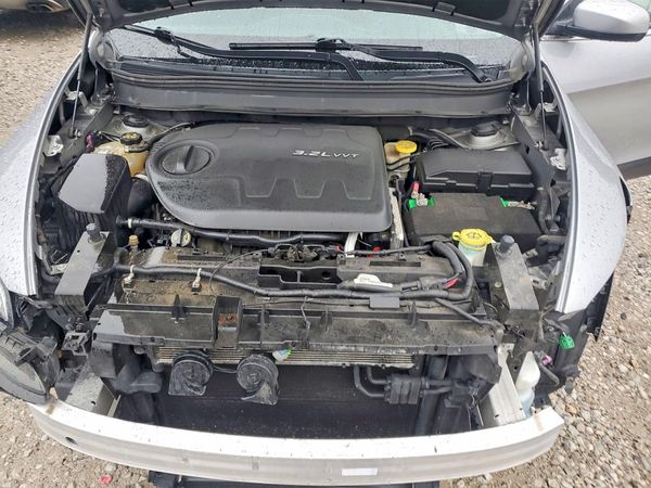 2014 JEEP CHEROKEE Latitude — Engine bay