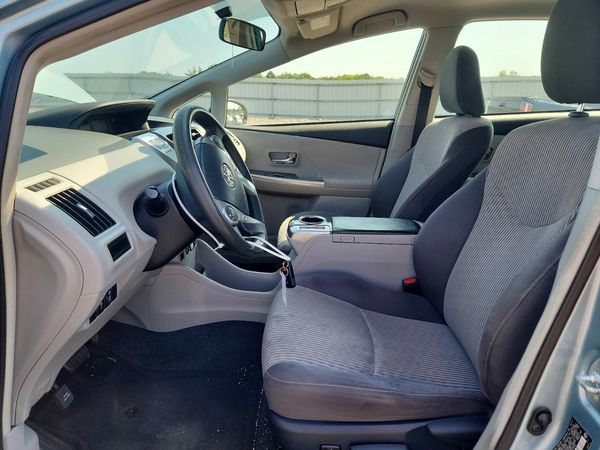 2017 TOYOTA PRIUS V TH — DENT