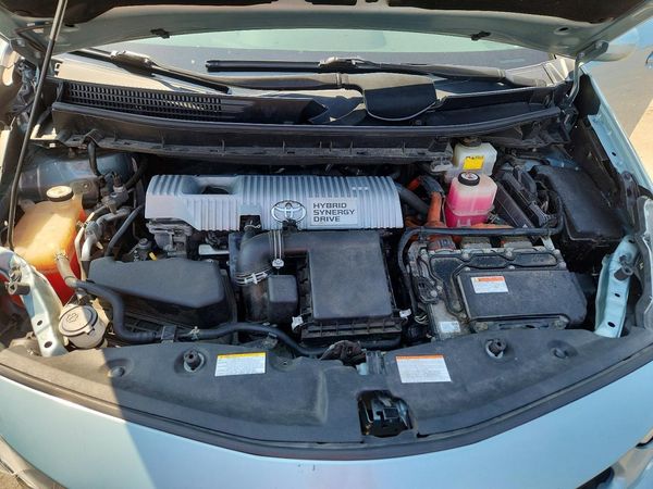 2017 TOYOTA PRIUS V TH — Engine bay