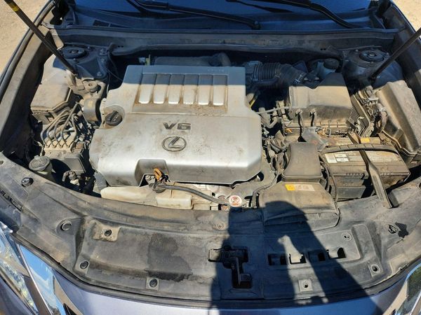 2017 LEXUS ES — Engine bay