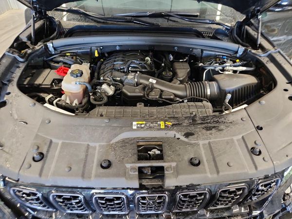 2025 JEEP GRAND CHEROKEE Summit — Engine bay