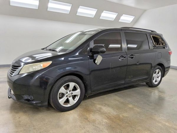 2015 TOYOTA SIENNA — DSFA — Front 3/4