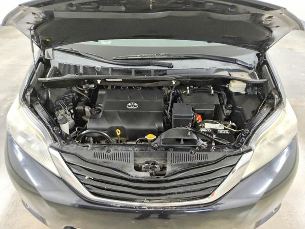 2015 TOYOTA SIENNA — Engine bay