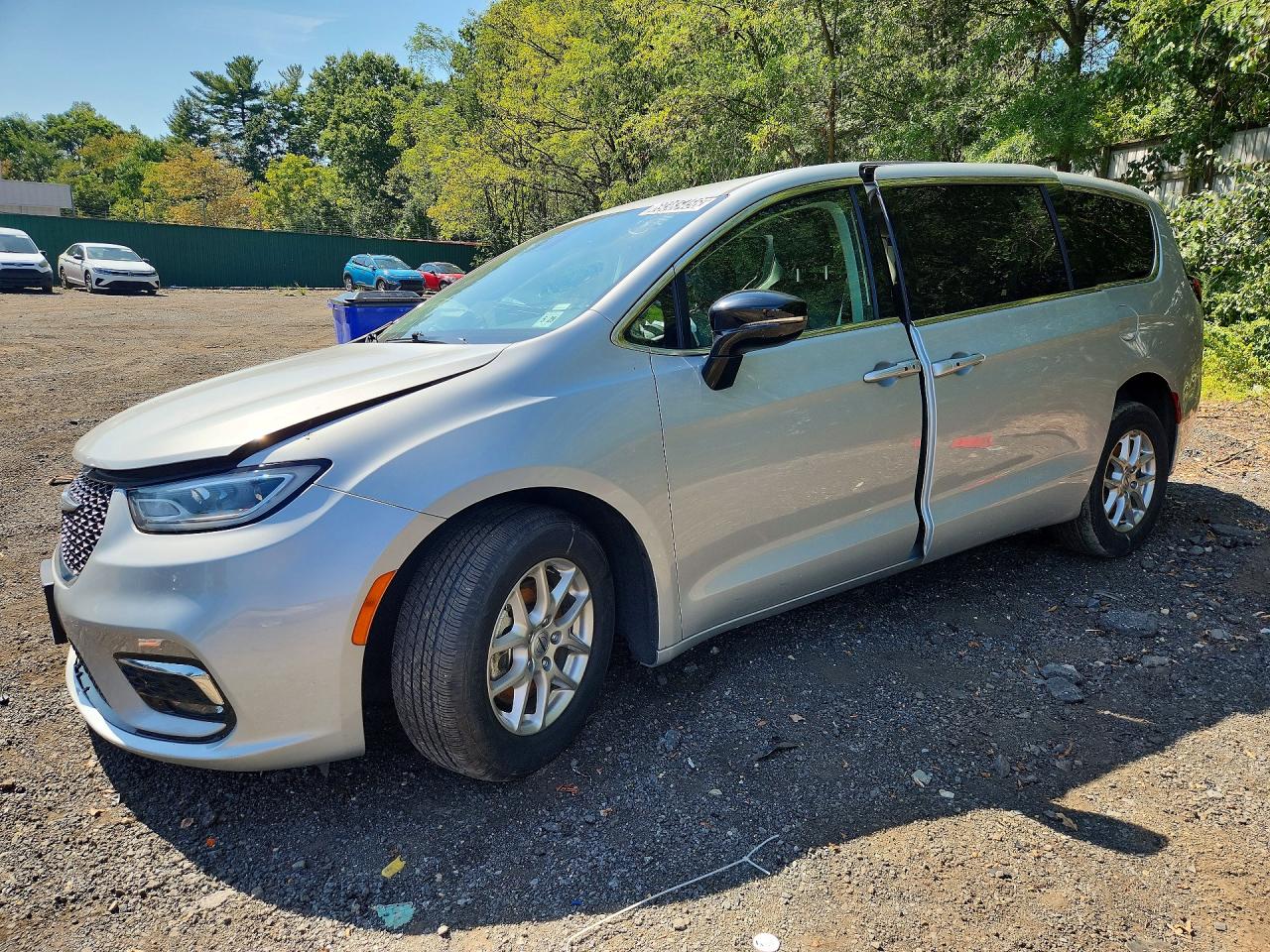 2024 CHRYSLER PACIFICA Touring L — Front 3/4