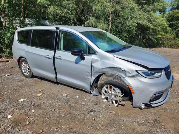 2024 CHRYSLER PACIFICA Touring L — Passenger 3/4