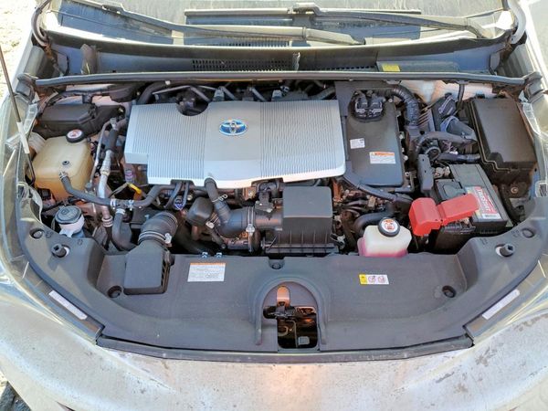 2018 TOYOTA PRIUS — Engine bay