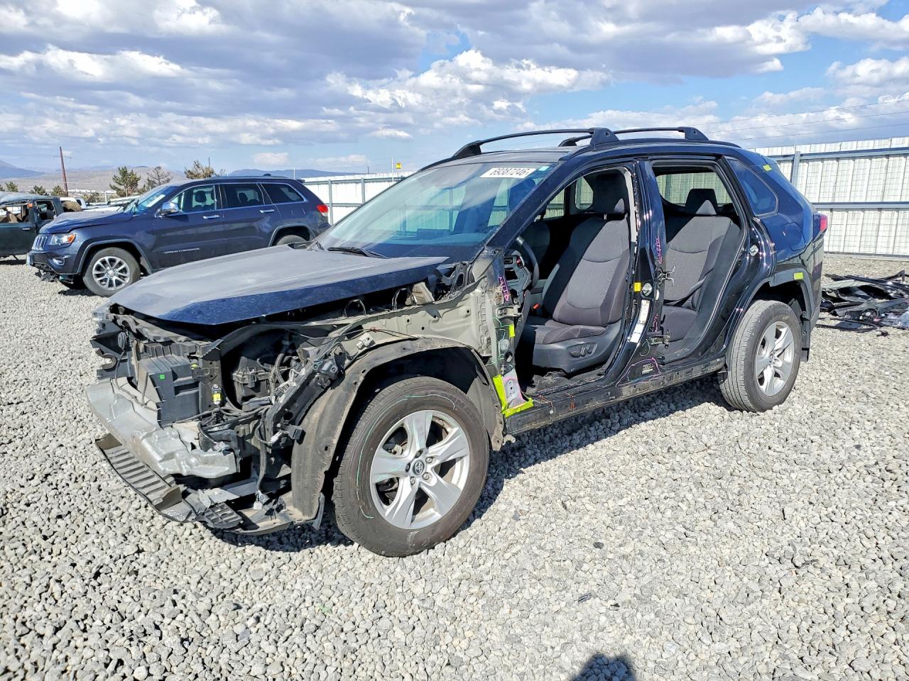 2020 TOYOTA RAV4 — Front 3/4