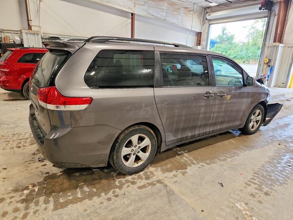 2012 TOYOTA SIENNA