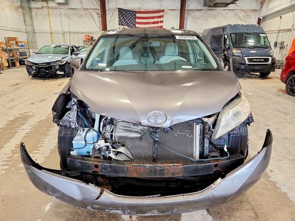 2012 TOYOTA SIENNA