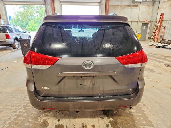 2012 TOYOTA SIENNA