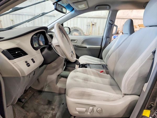 2012 TOYOTA SIENNA