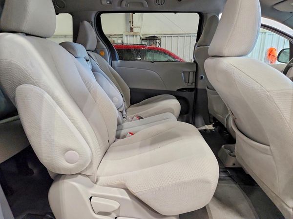 2012 TOYOTA SIENNA