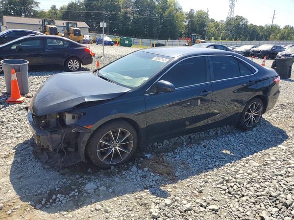 2015 TOYOTA CAMRY — Front 3/4