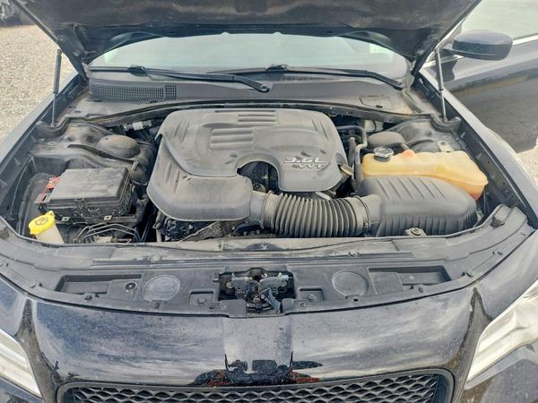 2016 CHRYSLER 300 Limited — Engine bay