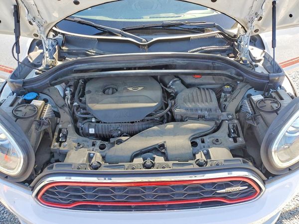2018 MINI COOPER — Engine bay