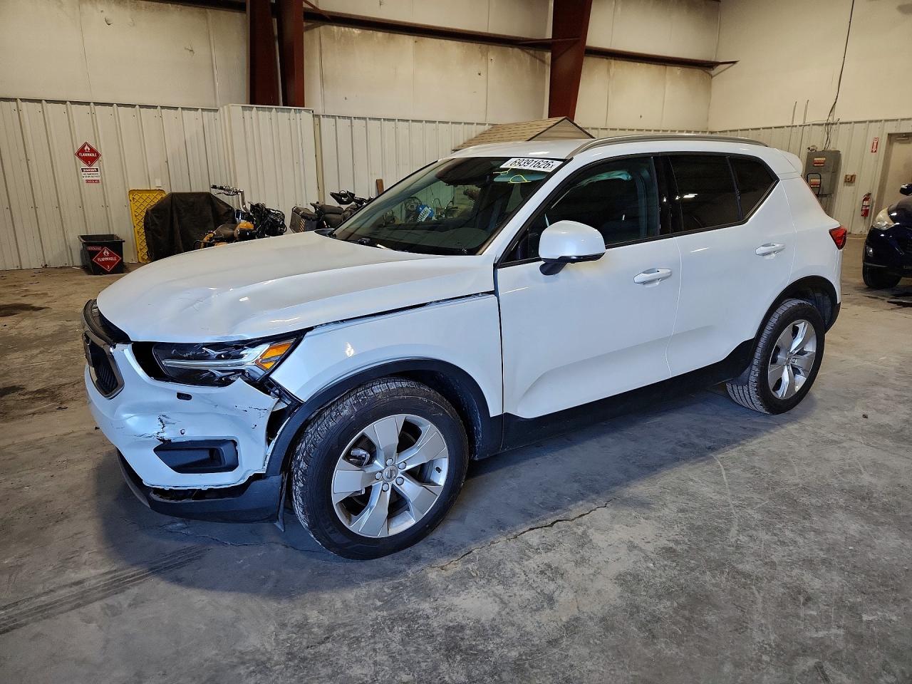 2021 VOLVO XC40 Momentum — Front 3/4