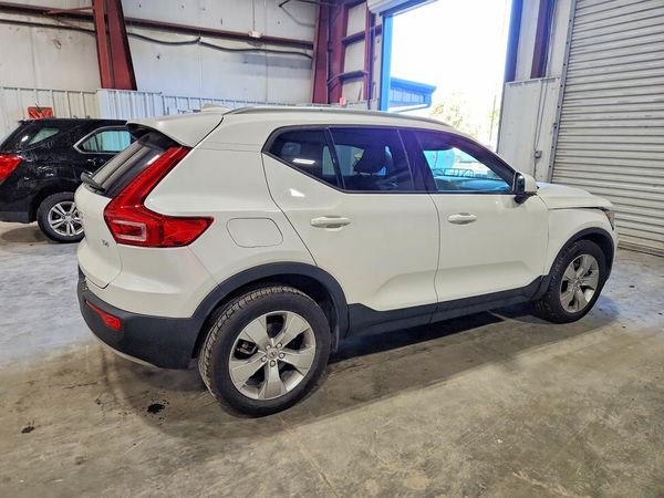 2021 VOLVO XC40 Momentum — PSRA