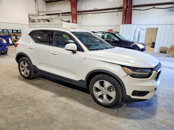 2021 VOLVO XC40 Momentum — Passenger 3/4