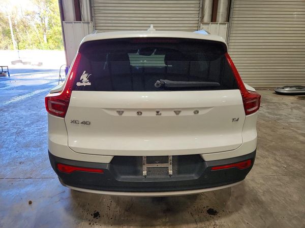 2021 VOLVO XC40 Momentum — DIRR