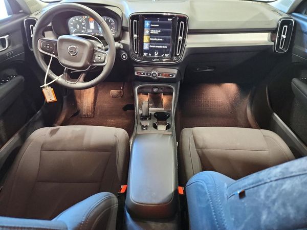 2021 VOLVO XC40 Momentum — CKPT