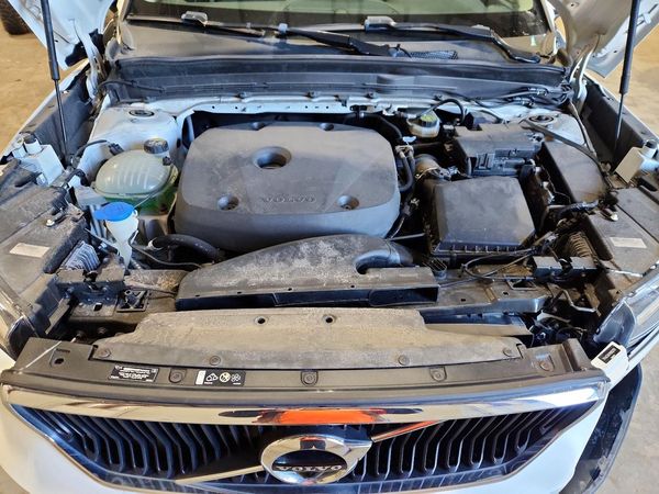 2021 VOLVO XC40 Momentum — Engine bay
