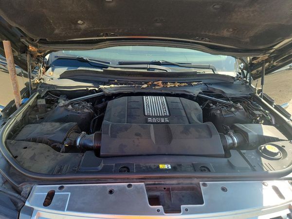 2014 LAND ROVER RANGEROVER HSE — Engine bay