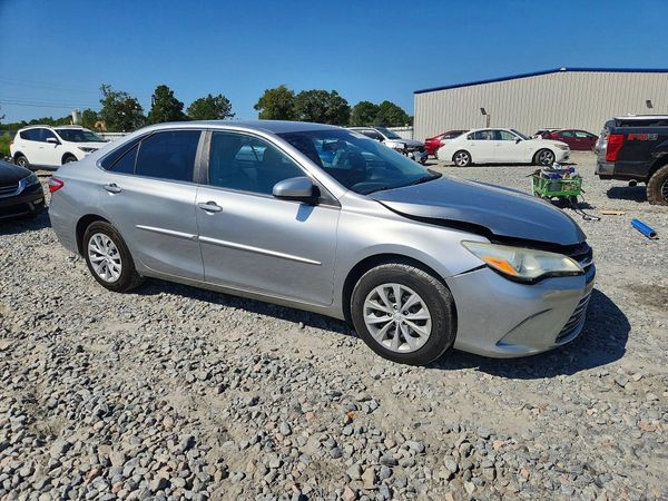2015 TOYOTA CAMRY — Passenger 3/4