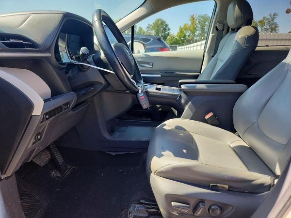 2021 TOYOTA SIENNA — DENT
