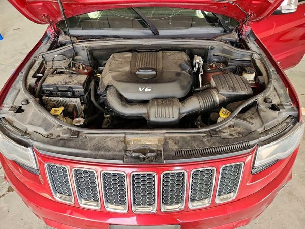 2014 JEEP CHEROKEE Overland — Engine bay