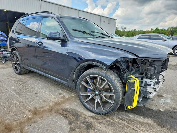 2022 BMW X7 xDrive40i — Passenger 3/4
