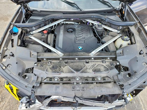 2022 BMW X7 xDrive40i — Engine bay