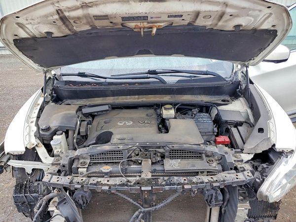 2014 INFINITI QX60 — Engine bay