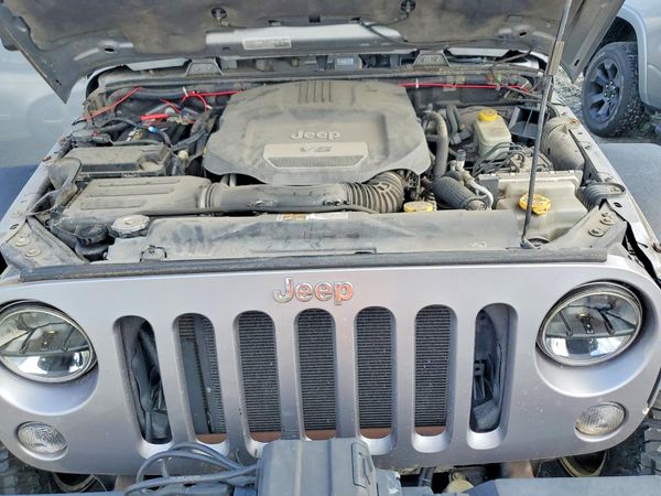 2015 JEEP WRANGLER UNLIMITED Rubicon — Engine bay