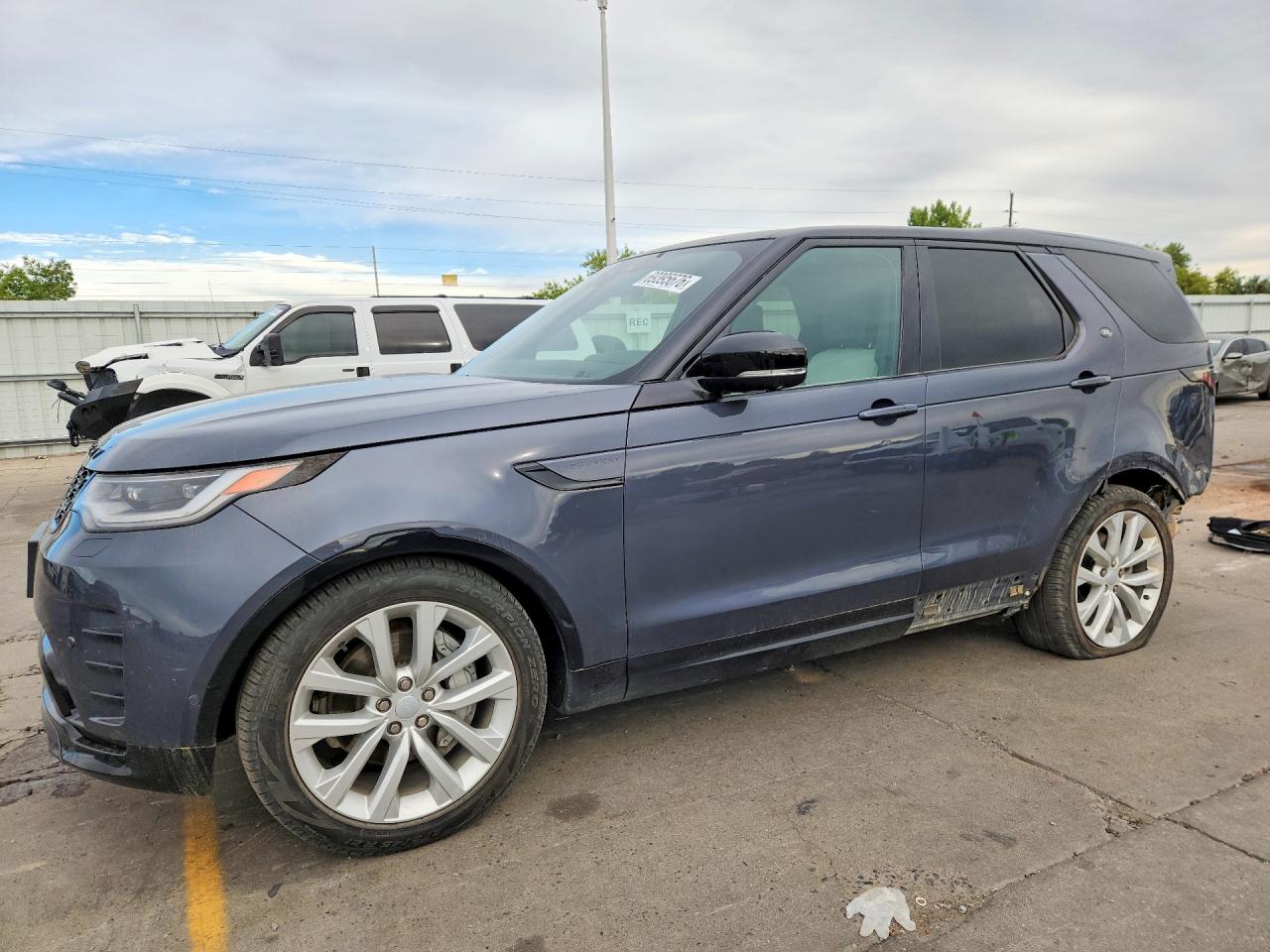 2024 LAND ROVER DISCOVERY — Front 3/4