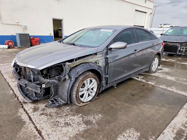 2013 HYUNDAI SONATA — Front 3/4