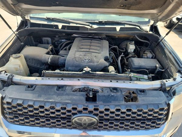 2018 TOYOTA TUNDRA SR5 — Engine bay