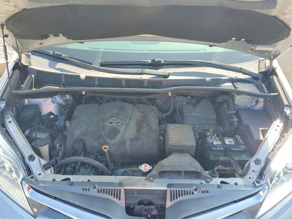 2018 TOYOTA SIENNA — Engine bay