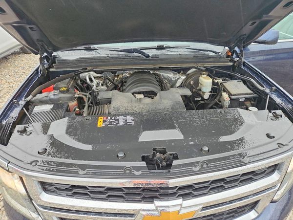 2017 CHEVROLET SUBURBAN LT — Engine bay