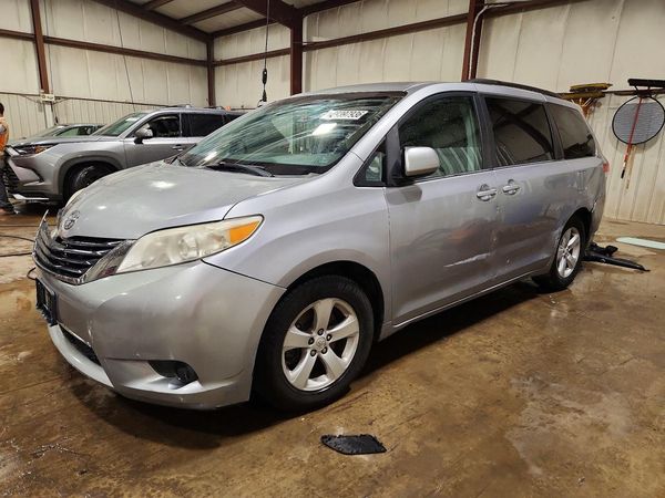 2013 TOYOTA SIENNA — DSFA — Front 3/4