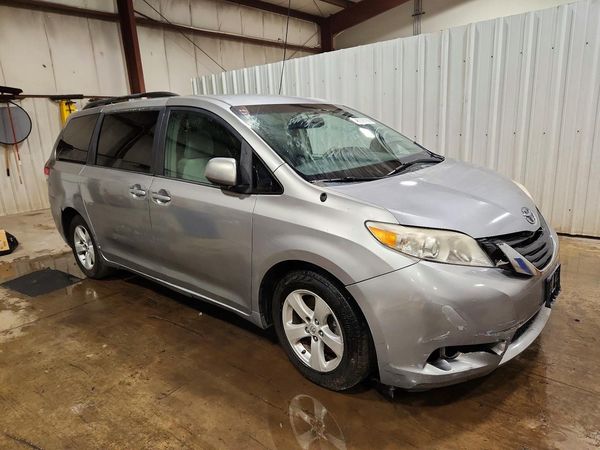 2013 TOYOTA SIENNA — Passenger 3/4