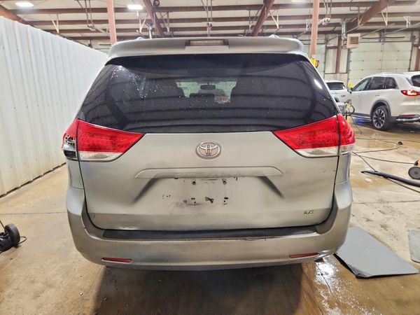 2013 TOYOTA SIENNA — DIRR
