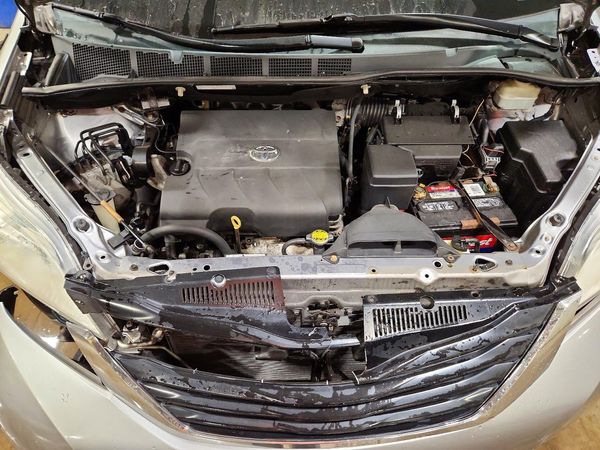 2013 TOYOTA SIENNA — Engine bay