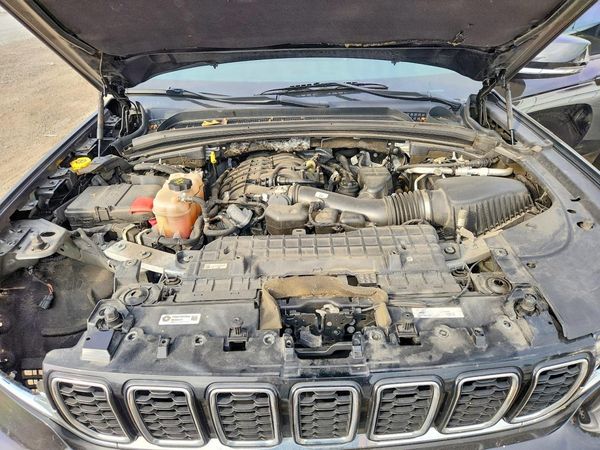 2021 JEEP GRAND CHEROKEE — Engine bay