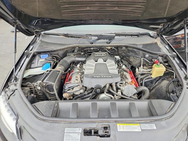 2013 AUDI Q7 Premium Plus — Engine bay