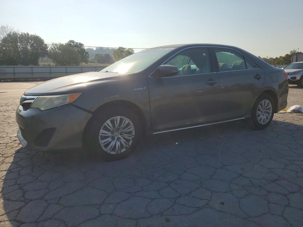 2013 TOYOTA CAMRY Hybrid — Front 3/4