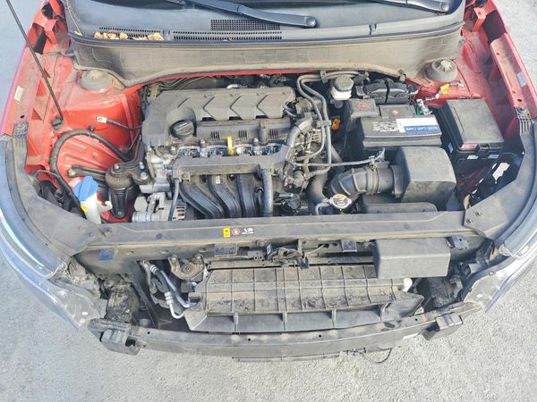 2020 HYUNDAI VENUE SEL, Denim — Engine bay
